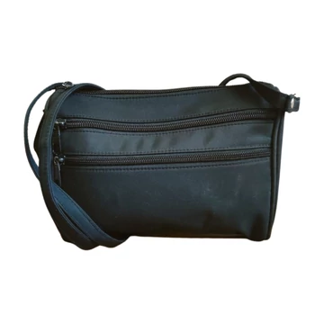 Fekete cipzáras kisméretű női táska