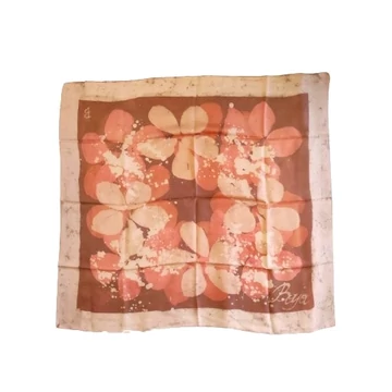 Rózsaszín virágmintás női kendő