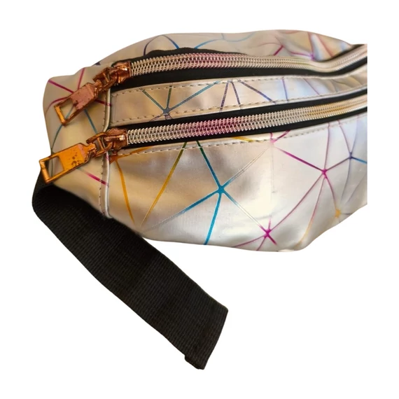 Ezüst színű geometrikus mintás övtáska