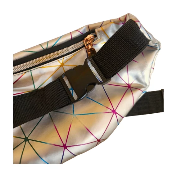 Ezüst színű geometrikus mintás övtáska