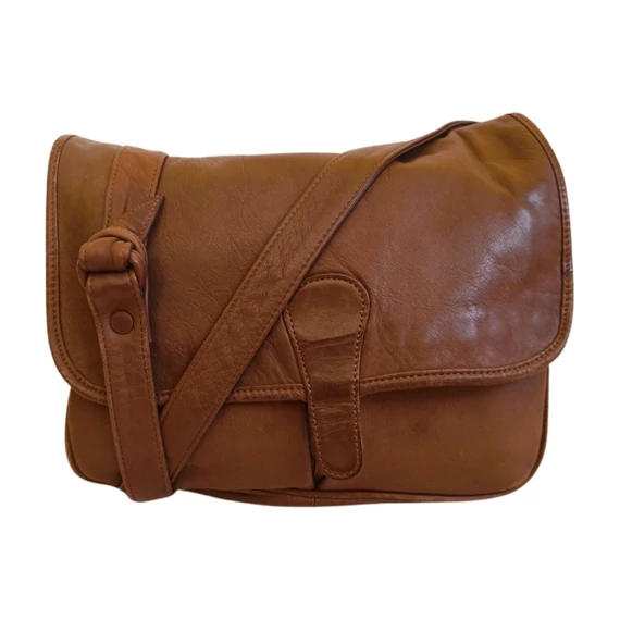 Barna közepes méretű bőrtáska