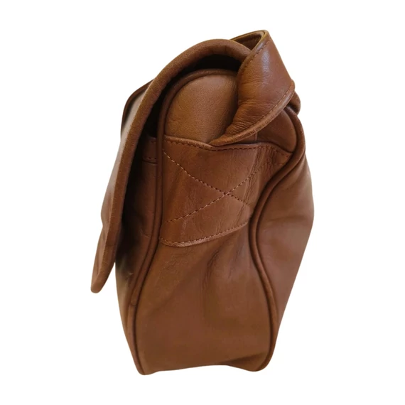 Barna közepes méretű bőrtáska