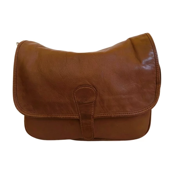 Barna közepes méretű bőrtáska
