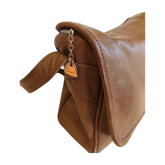 Barna közepes méretű bőrtáska