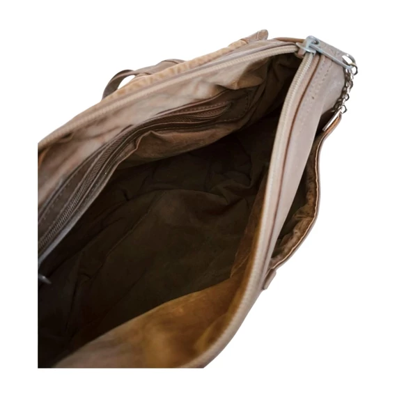 Barna közepes méretű bőrtáska