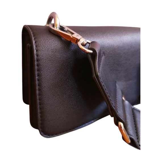 Takko fekete válltáska