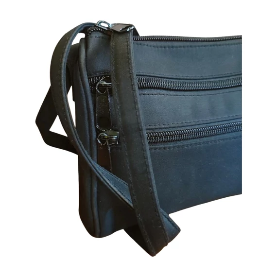 Fekete cipzáras kisméretű női táska