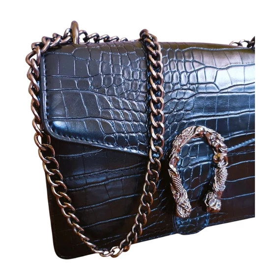 Fekete bőrhatású női táska