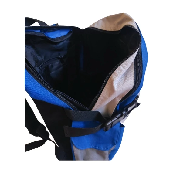 Kék és fekete színű sport hátizsák