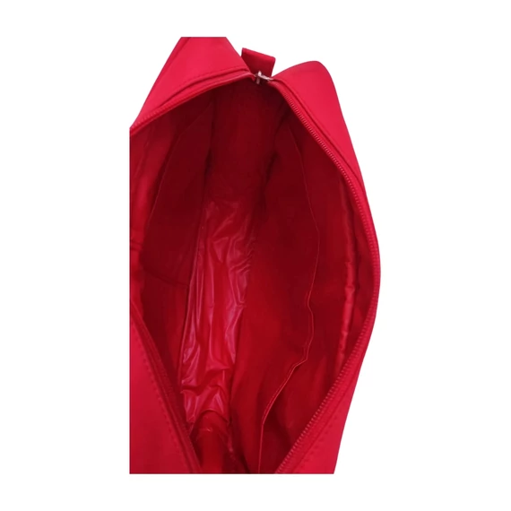 Piros színű neszesszer