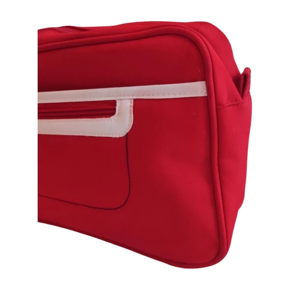 Piros színű neszesszer