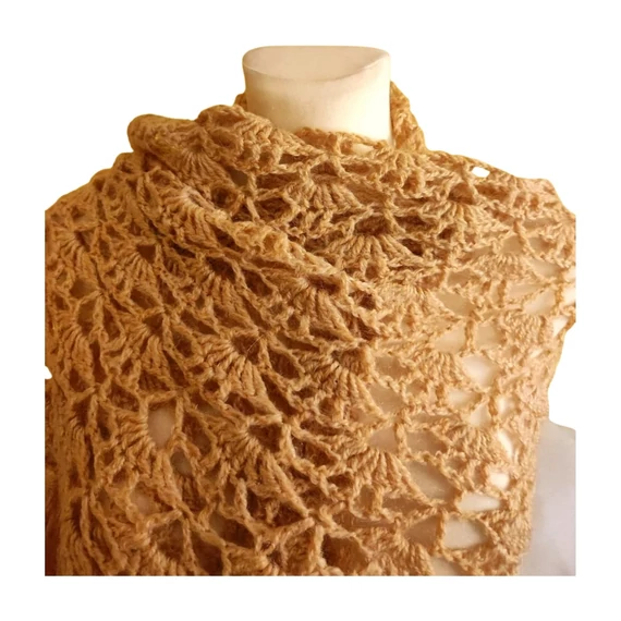 Bézs színű horgolt női kendő