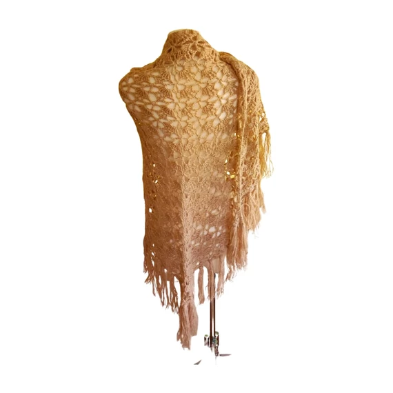 Bézs színű horgolt női kendő