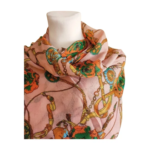 Világos rózsaszín mintás női kendő