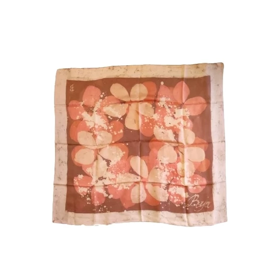 Rózsaszín virágmintás női kendő