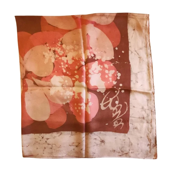 Rózsaszín virágmintás női kendő