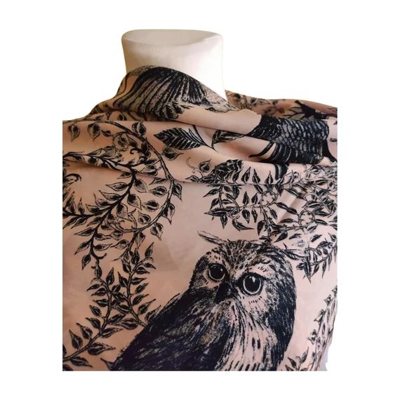 Rózsaszín erdei állatmintás női kendő