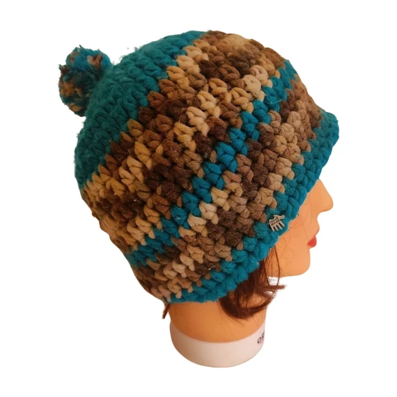 Kék és szürke kötött női sapka