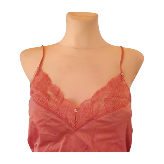 Triumph rózsaszín csipkés női body 