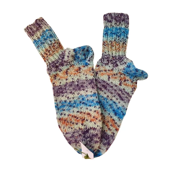 Kék és lila csíkos kézzel kötött uniszex vastagzokni