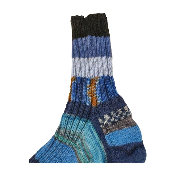 Sötétkék csíkos kézzel kötött férfi vastagzokni