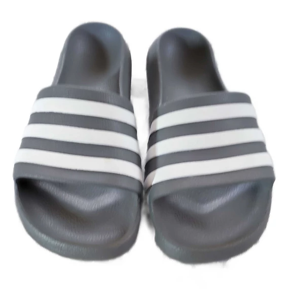Adidas papucs szürke színben (méret:  31)
