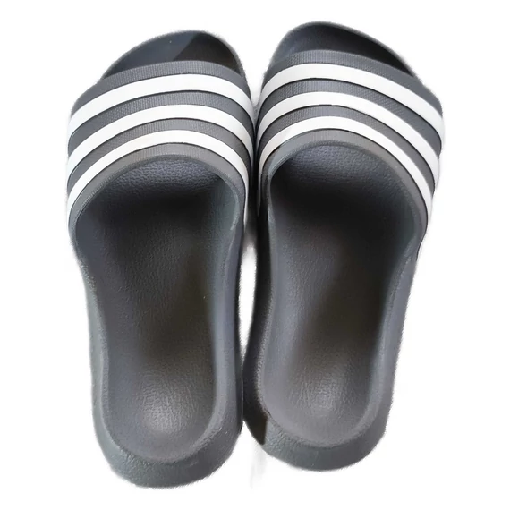 Adidas papucs szürke színben (méret:  31)