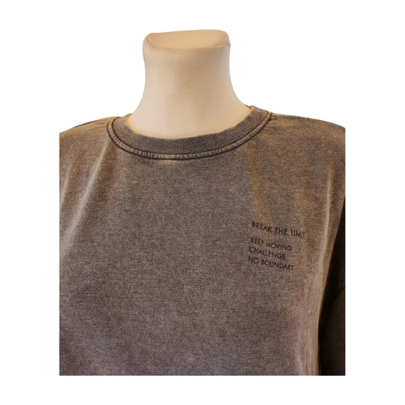 praktikus, kényelmes darab. Anyaga puha, közepesen vastag, rugalmas, légáteresztő. Sportoláshoz, otthonra. Divatos és stílusos