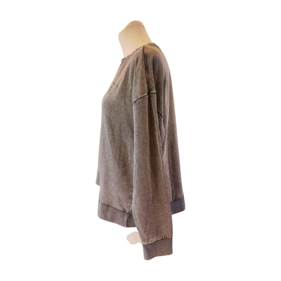 praktikus, kényelmes darab. Anyaga puha, közepesen vastag, rugalmas, légáteresztő. Sportoláshoz, otthonra. Divatos és stílusos