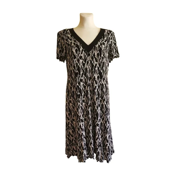 Fekete és fehér mintás női ruha