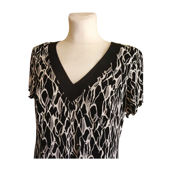 Fekete és fehér mintás női ruha