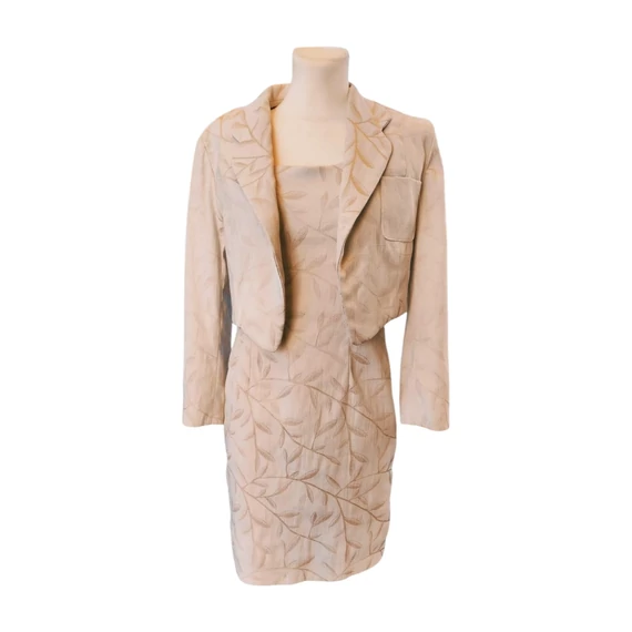 Tört fehér női kosztüm