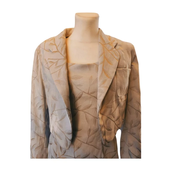 Tört fehér női kosztüm